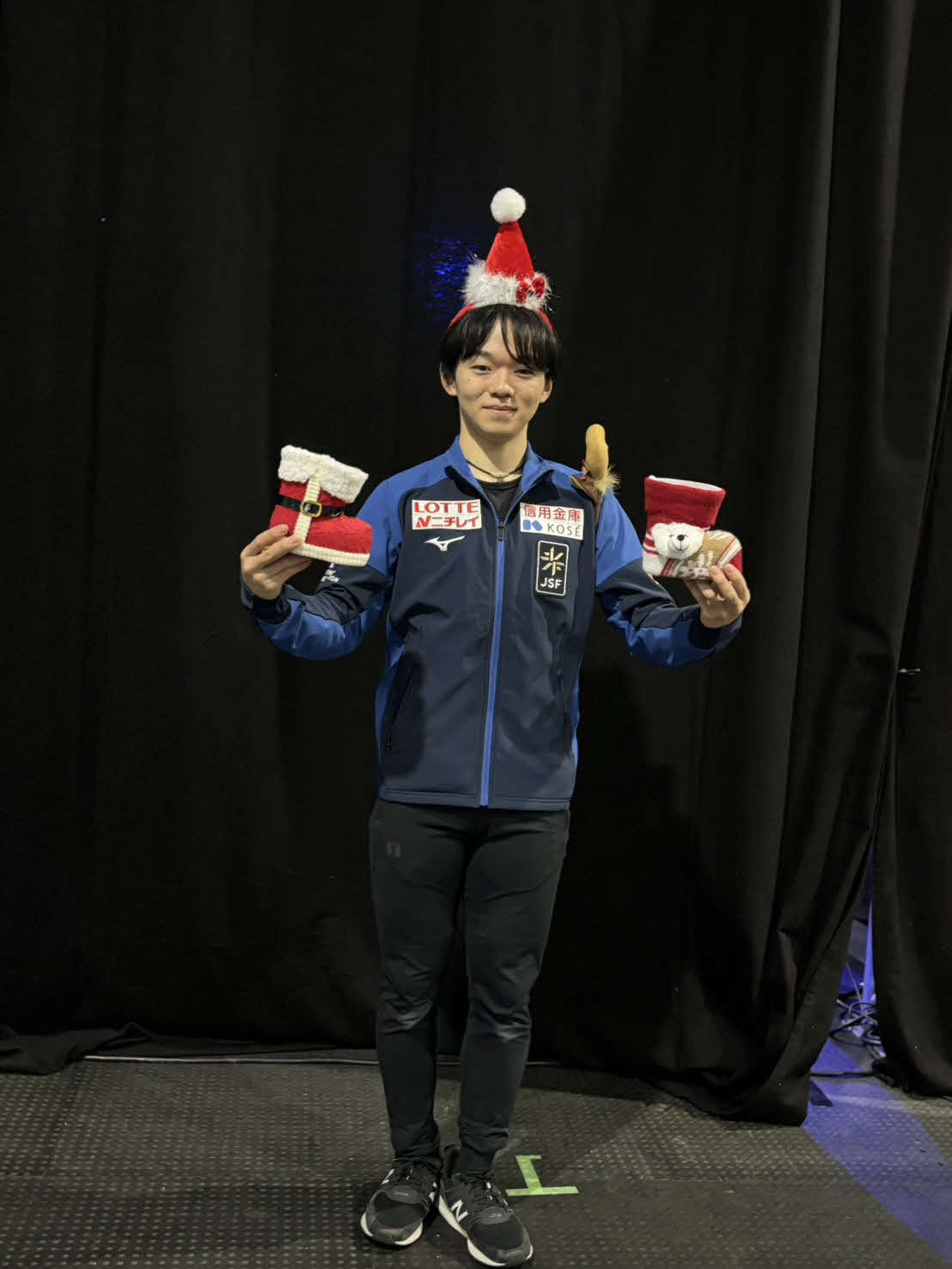GPファイナルから一夜明け、サンクロースの衣装に身を包む鍵山（撮影・松本愛香通信員）