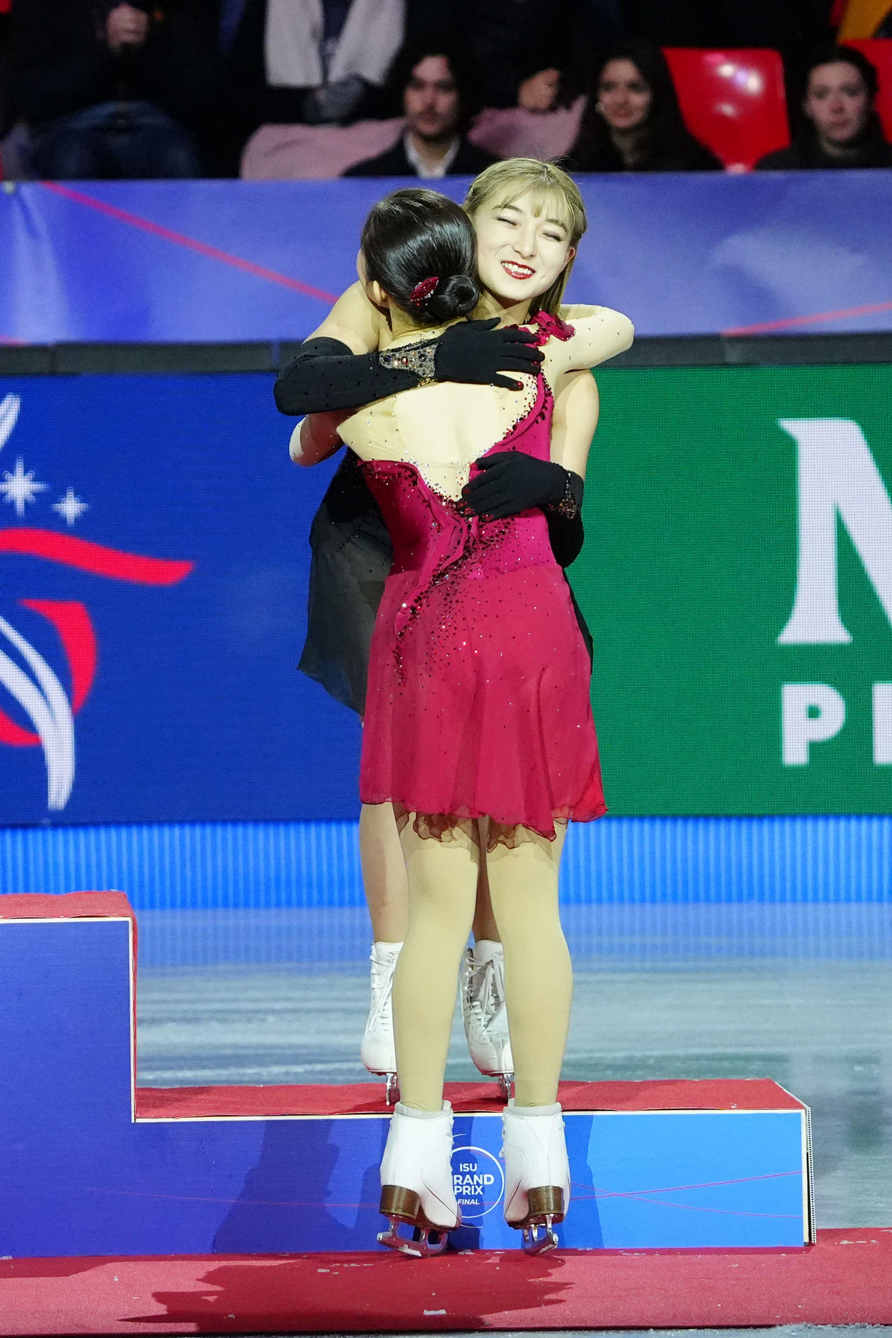 表彰式でたたえ合う女子2位の千葉（手前）と3位の坂本（撮影・パオロ　ヌッチ）