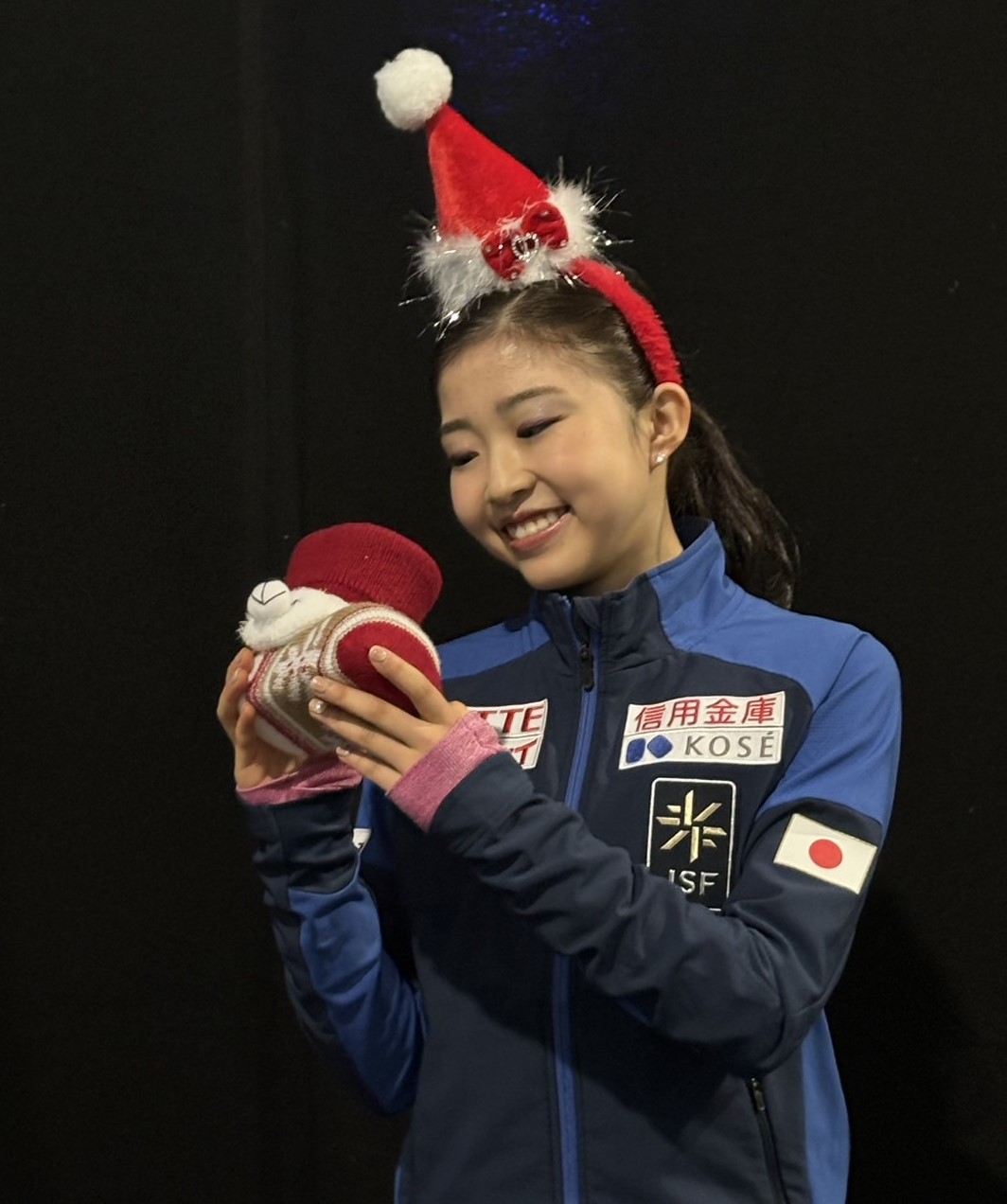 フィギュアスケートGPファイナルの一夜明け取材でサンタクロースの衣装をする千葉（撮影・松本愛香）