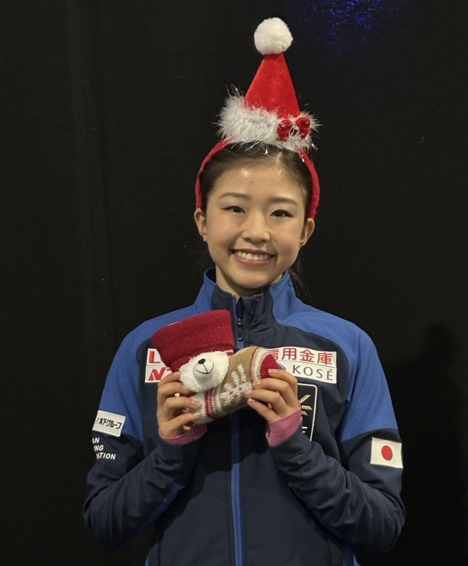 フィギュアスケートGPファイナルの一夜明け取材でサンタクロースの衣装をする千葉（撮影・松本愛香）