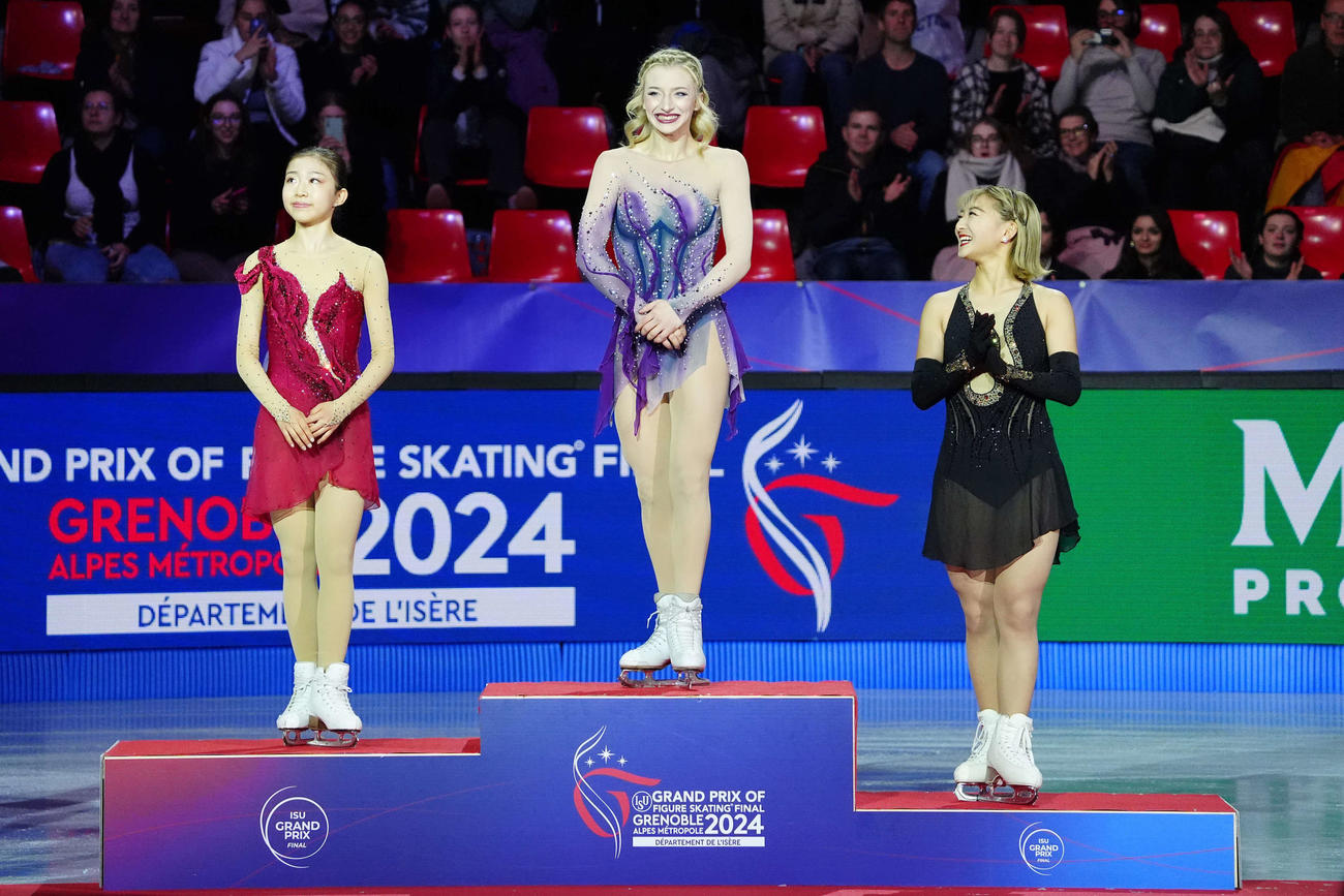 表彰式に臨む女子の、左から2位の千葉百音、優勝の米国のアンバー・グレン、3位の坂本（撮影・パオロ　ヌッチ）