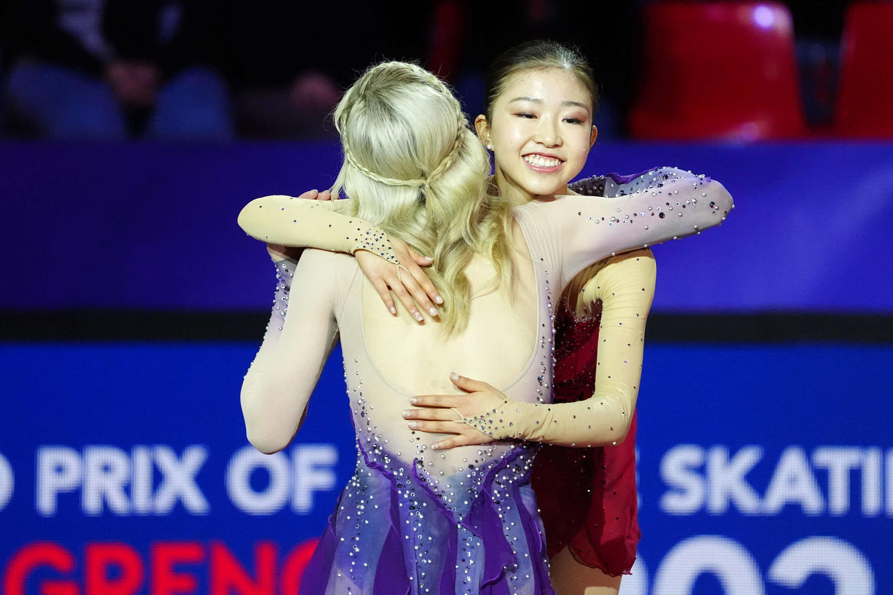 表彰式で、優勝の米国のアンバー・グレン（手前）とたたえ合う2位の千葉（撮影・パオロ　ヌッチ）