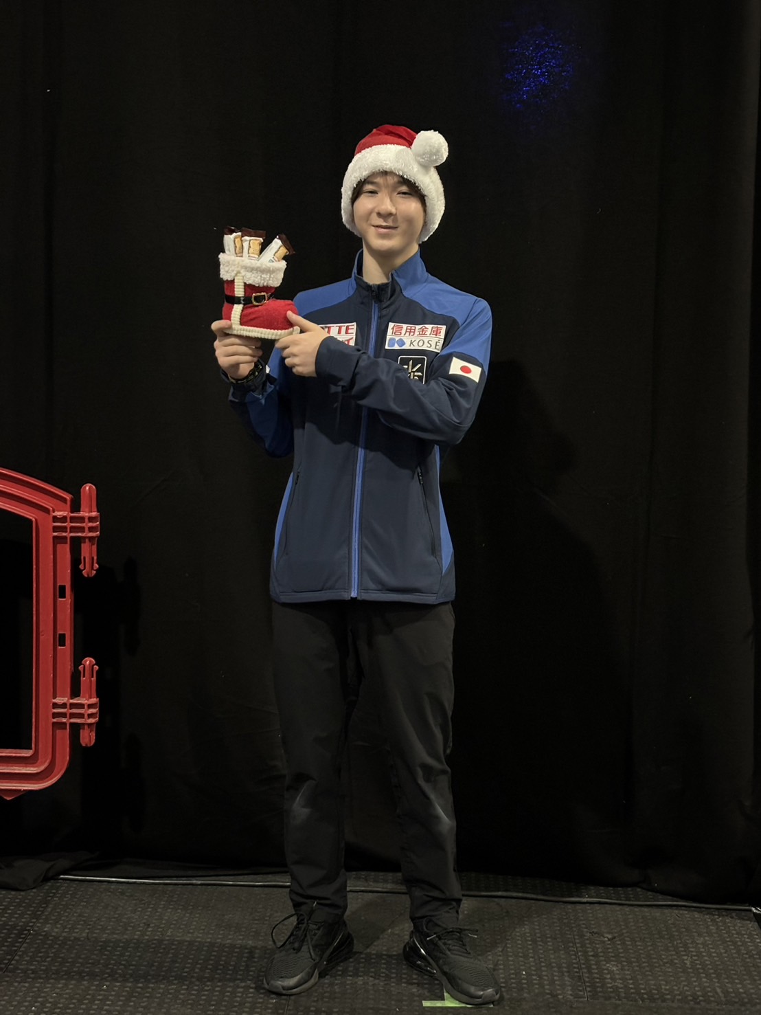 ジュニアGPファイナルから一夜明け、サンクロースの衣装に身を包む中田（撮影・松本愛香通信員）