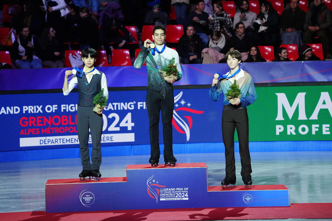 表彰式に臨むジュニア男子の、左から2位の韓国のソ・ミンギュ、優勝の米国のジェイコブ・サンチャス、3位の中田（撮影・パオロ　ヌッチ）