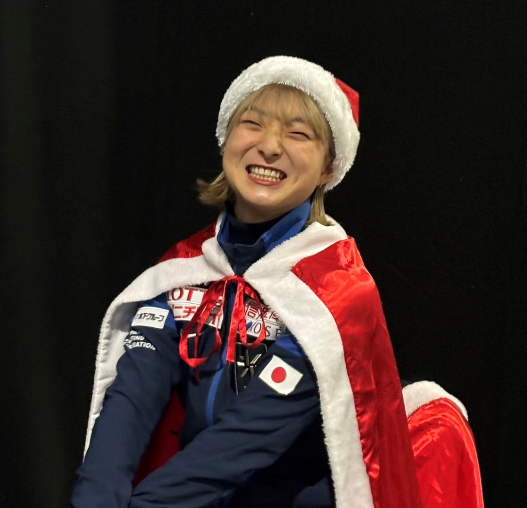 フィギュアスケートGPファイナルの一夜明け取材でサンタクロースの衣装をする坂本（撮影・松本愛香）
