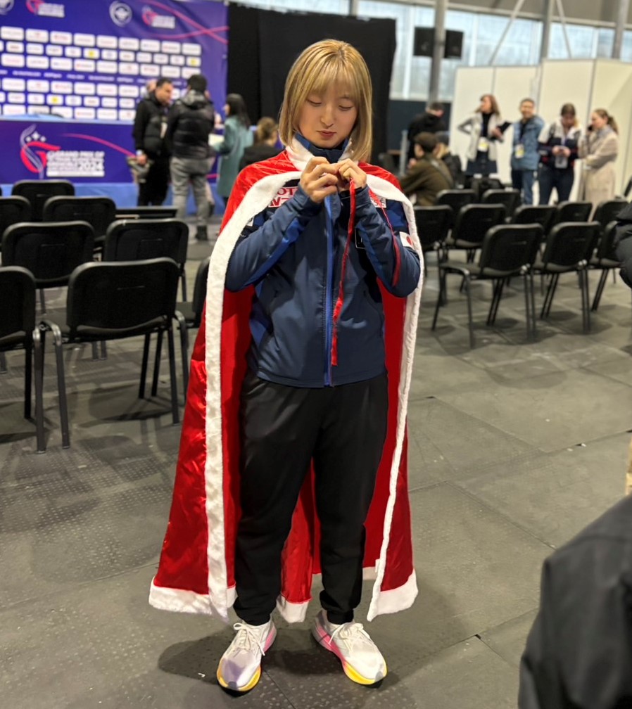 フィギュアスケートGPファイナルの一夜明け取材でサンタクロースの衣装をする坂本（撮影・松本愛香）