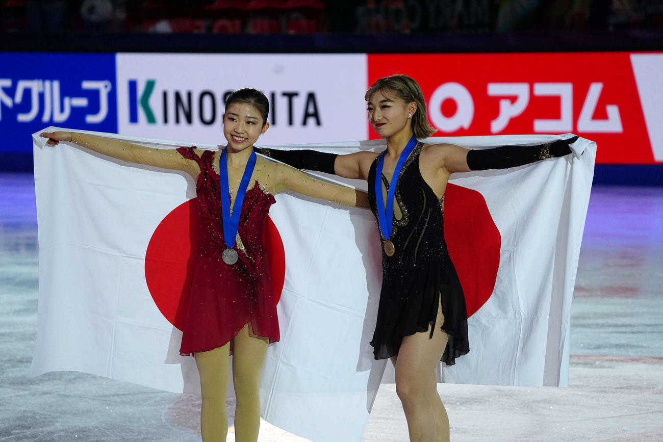 表彰式を終え記念撮影する女子2位の千葉（左）と3位の坂本（撮影・パオロ　ヌッチ）