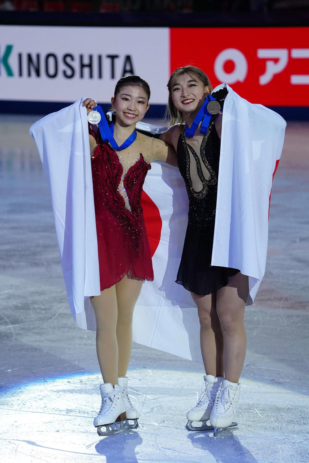 表彰式を終え記念撮影する女子2位の千葉（左）と3位の坂本（撮影・パオロ　ヌッチ）