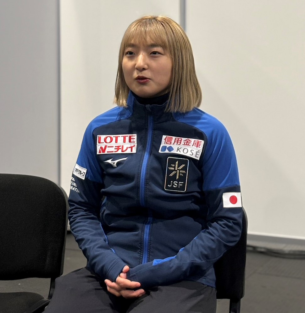 フィギュアスケートGPファイナルを終えて一夜明け取材に応じる坂本（撮影・松本愛香）