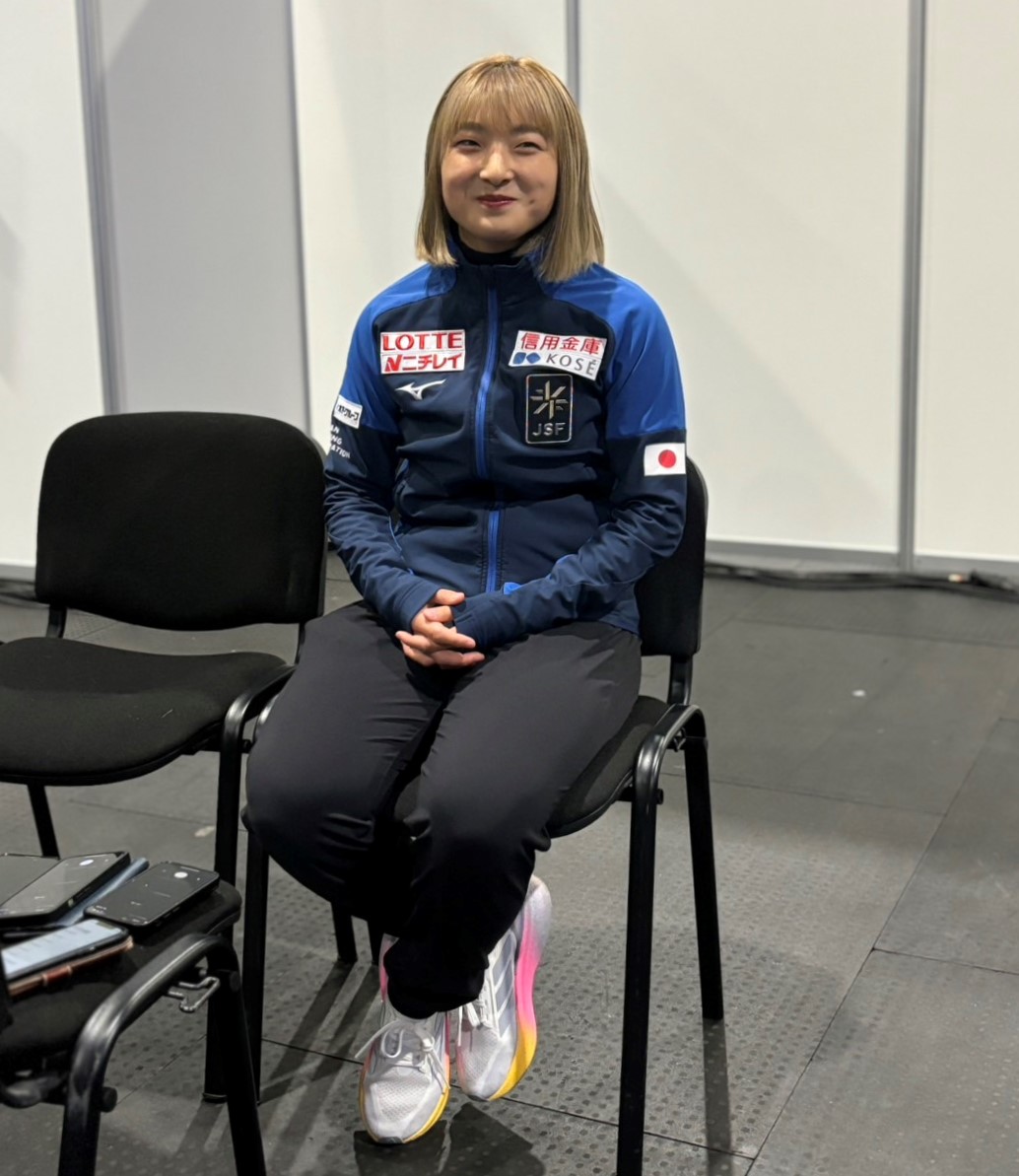 フィギュアスケートGPファイナルを終えて一夜明け取材に応じる坂本（撮影・松本愛香）