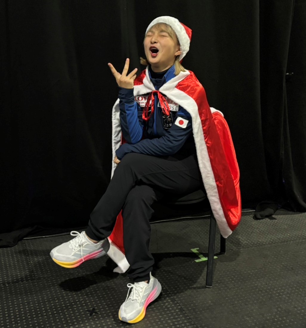フィギュアスケートGPファイナルの一夜明け取材でサンタクロースの衣装をする坂本（撮影・松本愛香）
