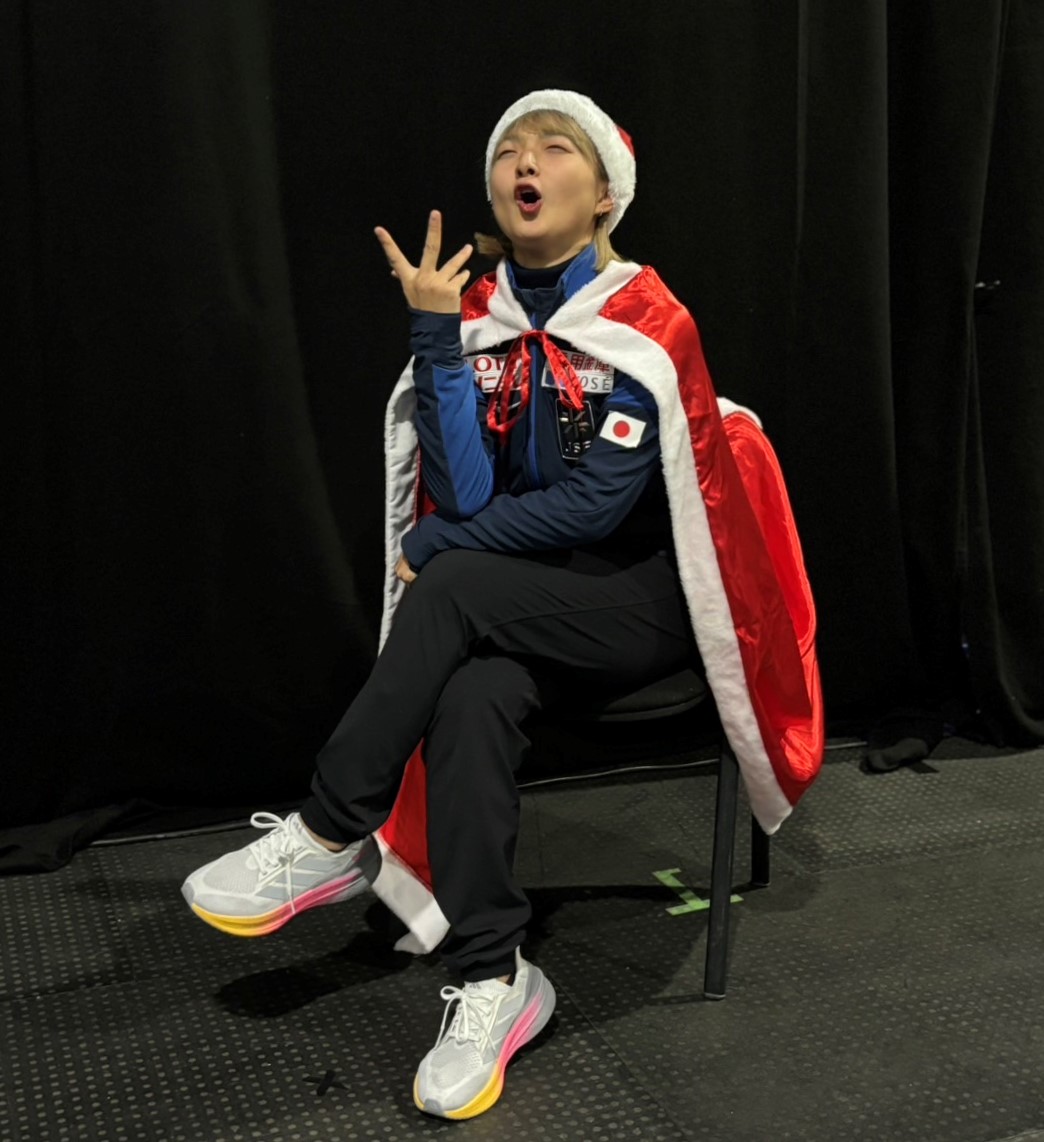 フィギュアスケートGPファイナルの一夜明け取材でサンタクロースの衣装をする坂本（撮影・松本愛香）