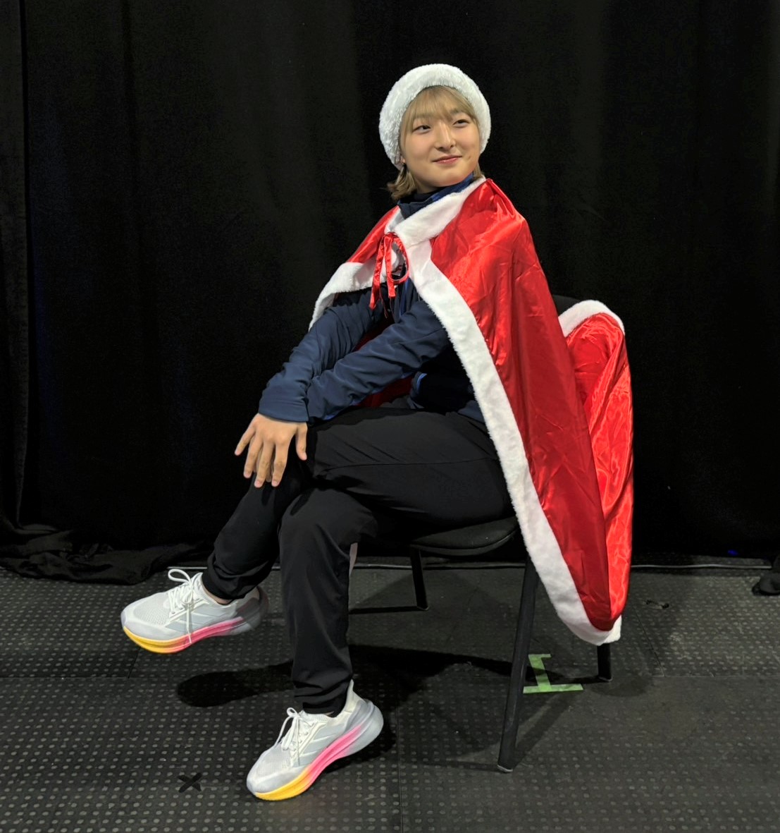 フィギュアスケートGPファイナルの一夜明け取材でサンタクロースの衣装をする坂本（撮影・松本愛香）