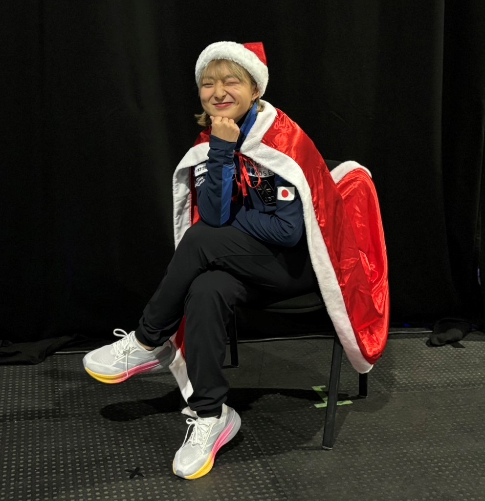 フィギュアスケートGPファイナルの一夜明け取材でサンタクロースの衣装をする坂本（撮影・松本愛香）