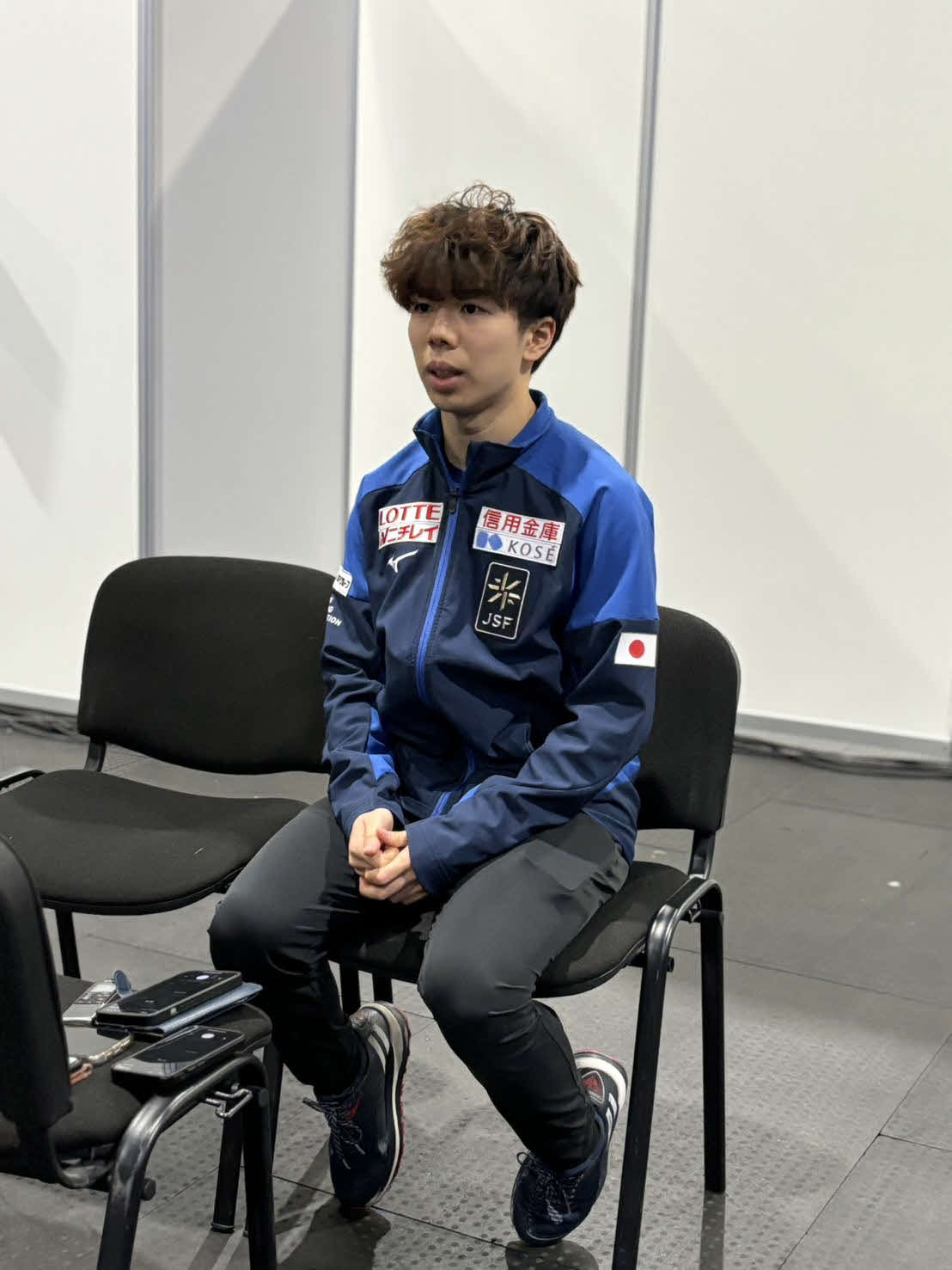一夜明け取材でインタビューに応じる佐藤