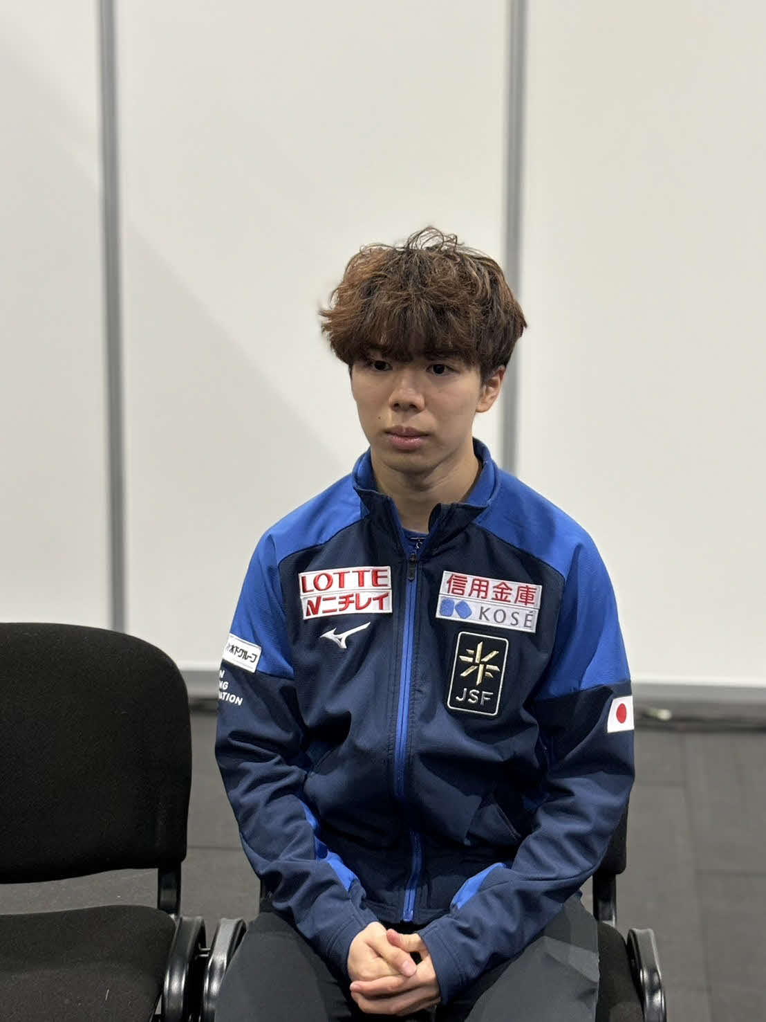 一夜明け取材でインタビューに応じる佐藤
