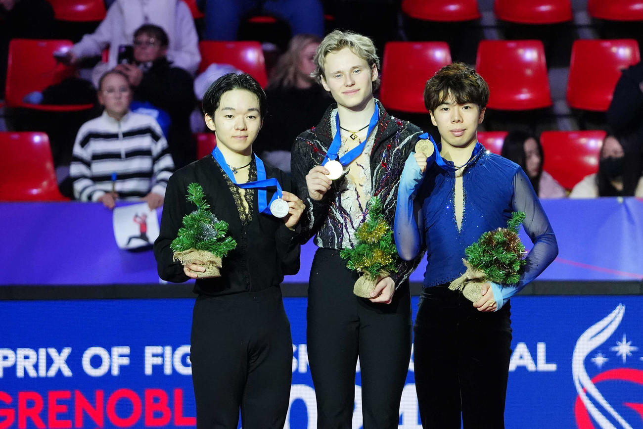 表彰式に臨む男子の、左から2位の鍵山、優勝の米国のマリニン、3位の佐藤（撮影・パオロ　ヌッチ）