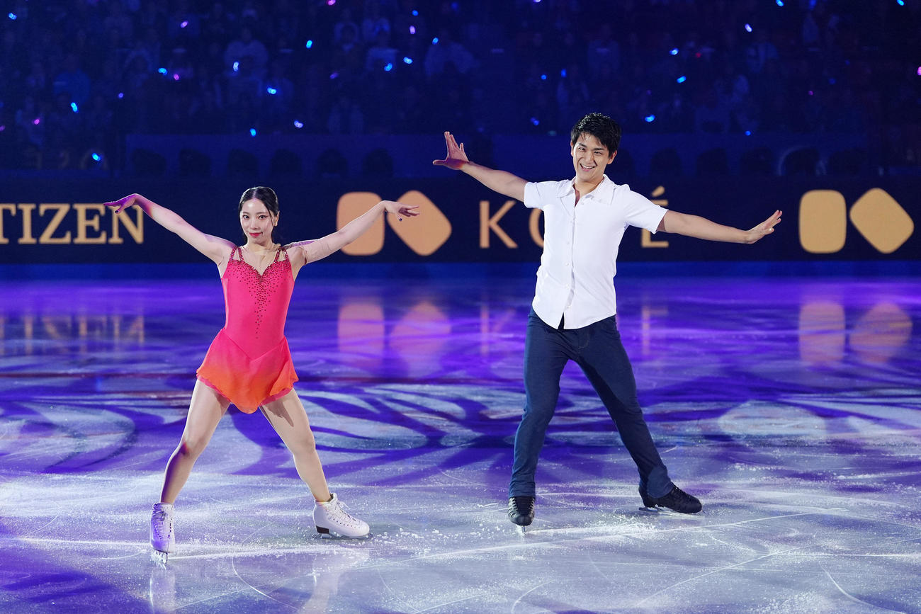 エキシビションで演技を見せる三浦（左）、木原組（撮影・パオロ　ヌッチ）
