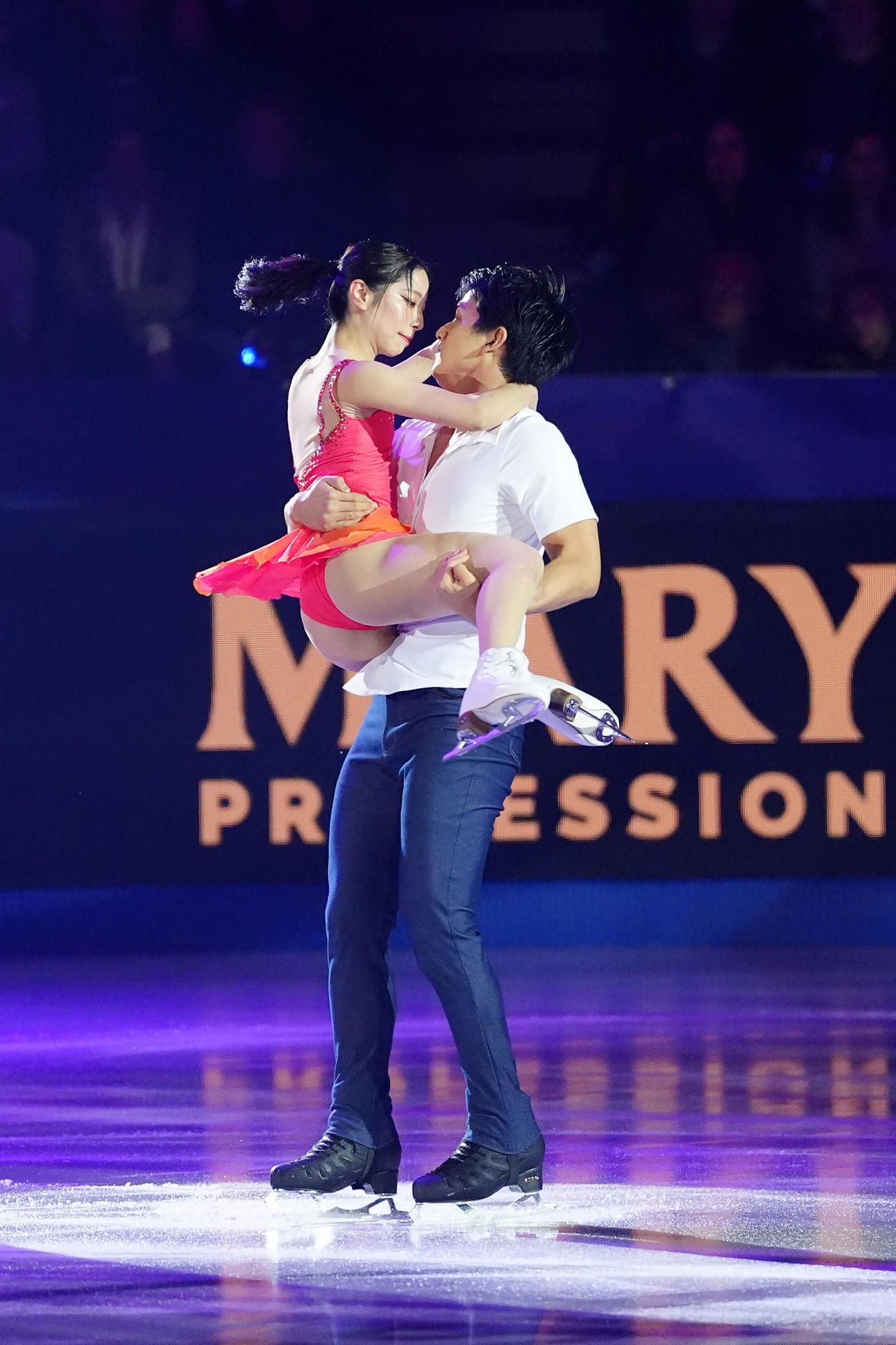 エキシビションで演技を見せる三浦（左）、木原組（撮影・パオロ　ヌッチ）