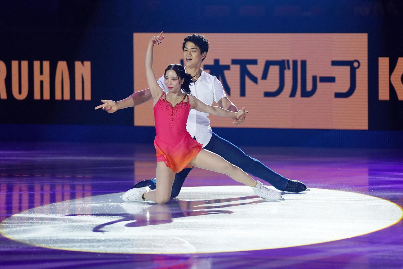 エキシビションで演技を見せる三浦（左）、木原組（撮影・パオロ　ヌッチ）