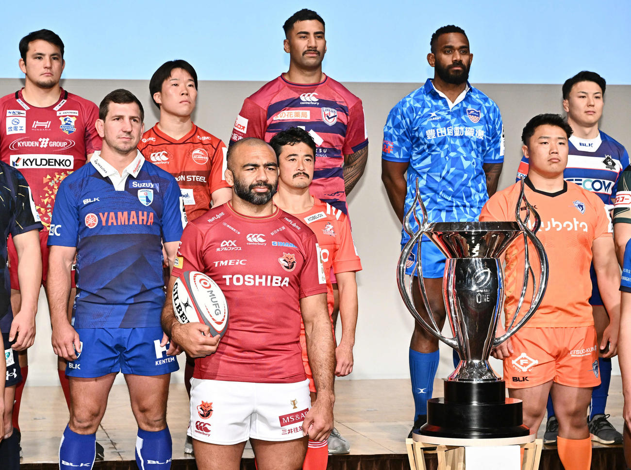 トロフィーを横に記念撮影するBL東京リーチ・マイケル（手前）ら選手たち（撮影・滝沢徹郎）