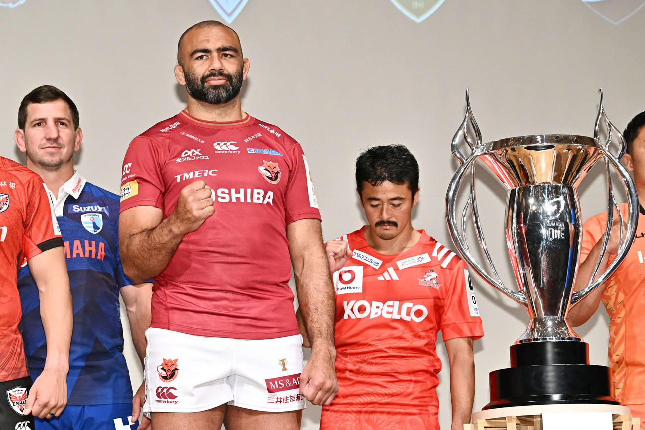 トロフィーを横にガッツポーズするBL東京リーチ（手前）（撮影・滝沢徹郎）