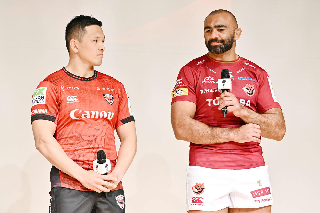開幕戦で対戦する横浜梶村（左）とBL東京リーチはトークする（撮影・滝沢徹郎）