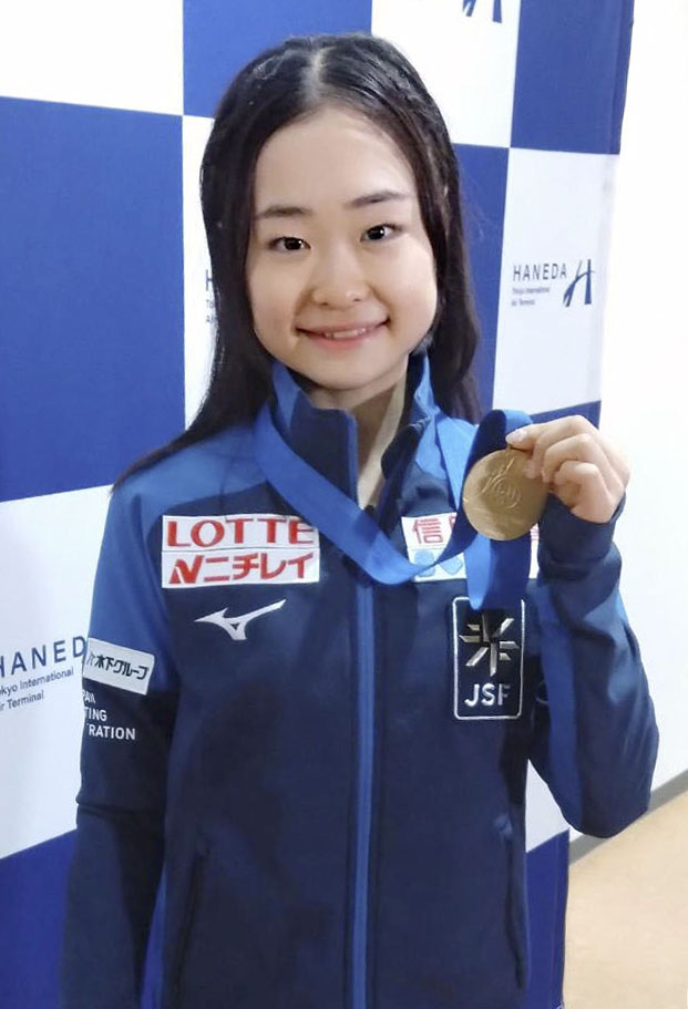 フィギュアスケートのGPファイナルジュニア女子で3連覇を果たして帰国し、メダルを手にする島田（共同）