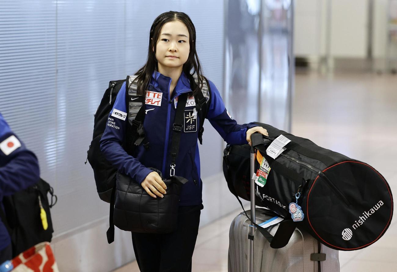 フィギュアスケートのGPファイナルジュニア女子で3連覇を果たし帰国した島田麻央（共同）