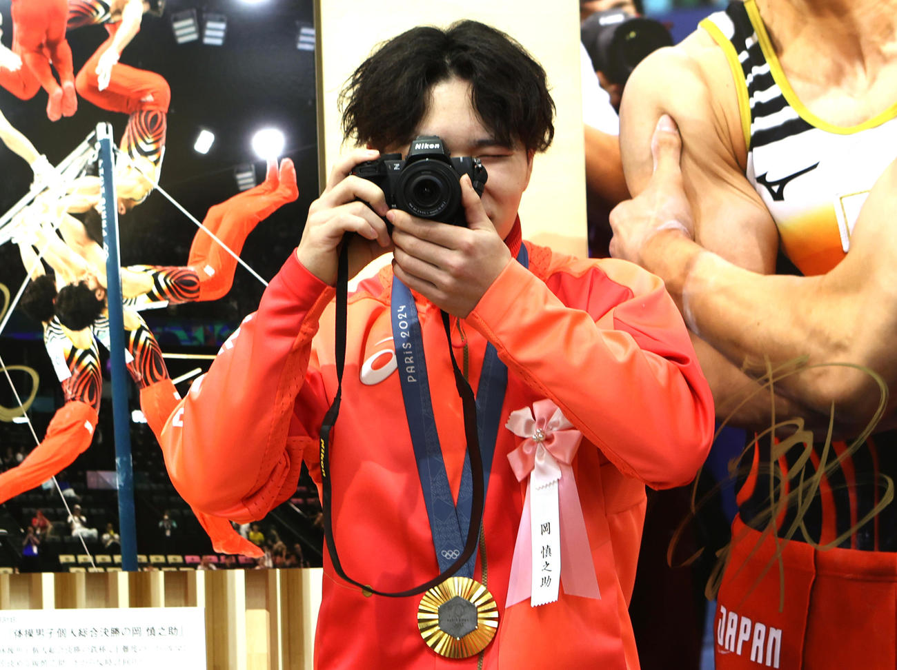 日本橋三越で開幕した「2024報道写真展」でカメラを構える岡（撮影・水谷安孝）