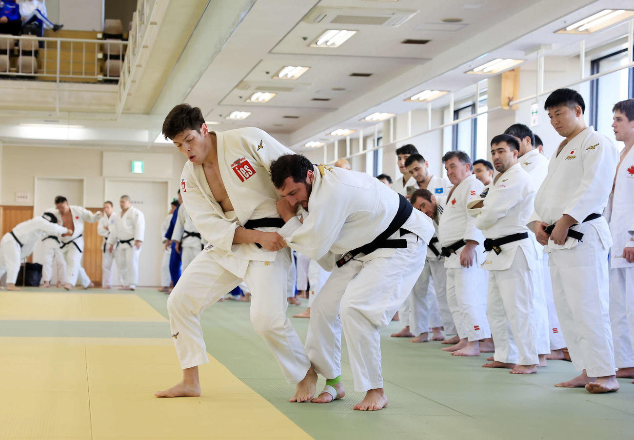 大勢の選手が見つめる中、乱取りで組み合う村尾（左）とベカウリ（撮影・浅見桂子）