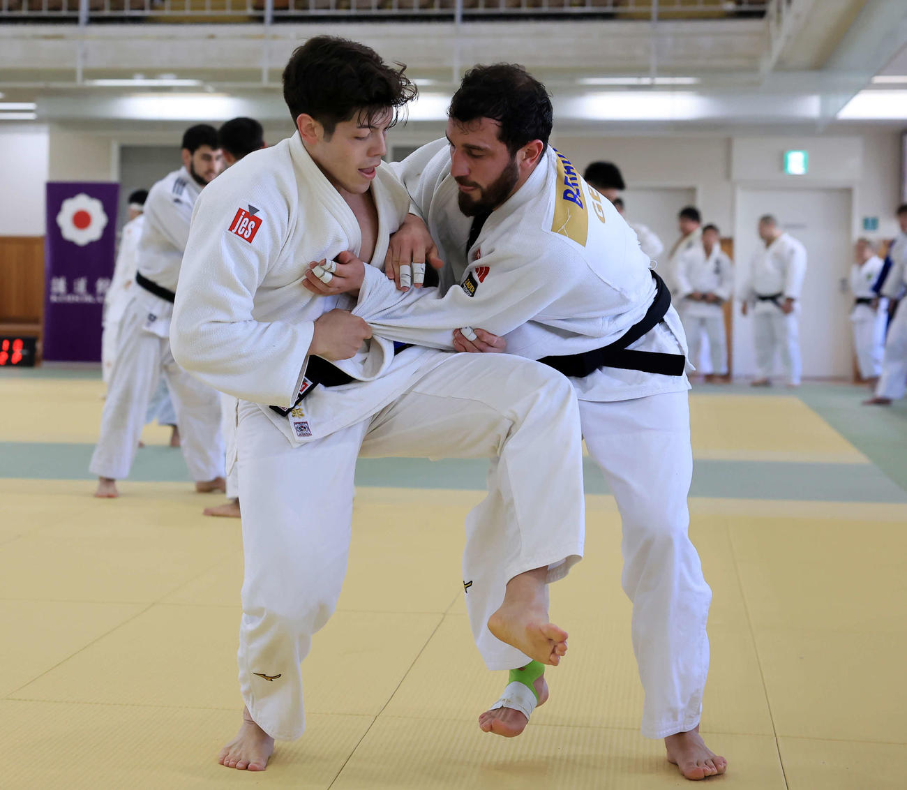 乱取りで組み合う村尾（左）とベカウリ（撮影・浅見桂子）