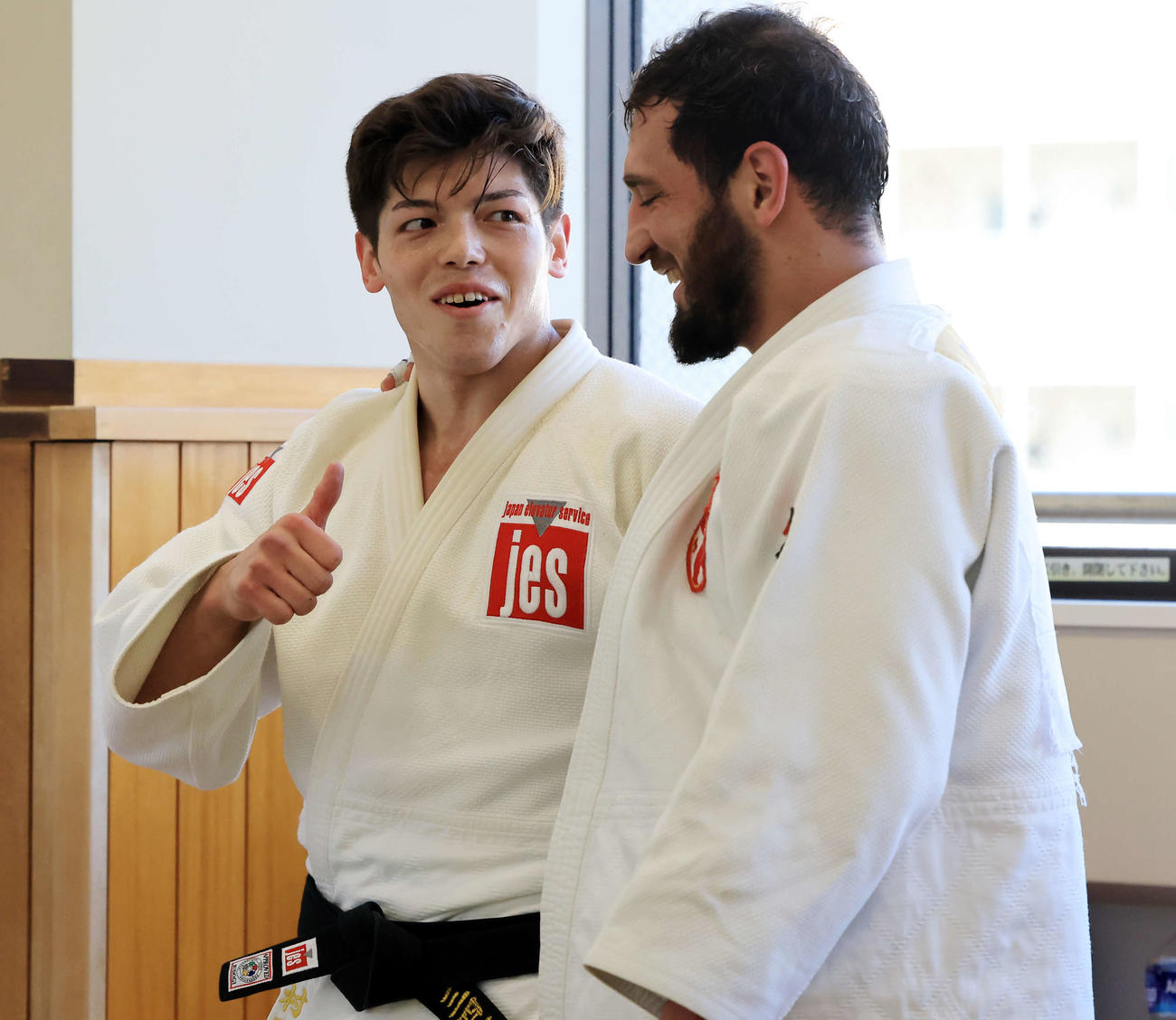 乱取りの合間に笑顔であいさつする村尾（左）とベカウリ（撮影・浅見桂子）