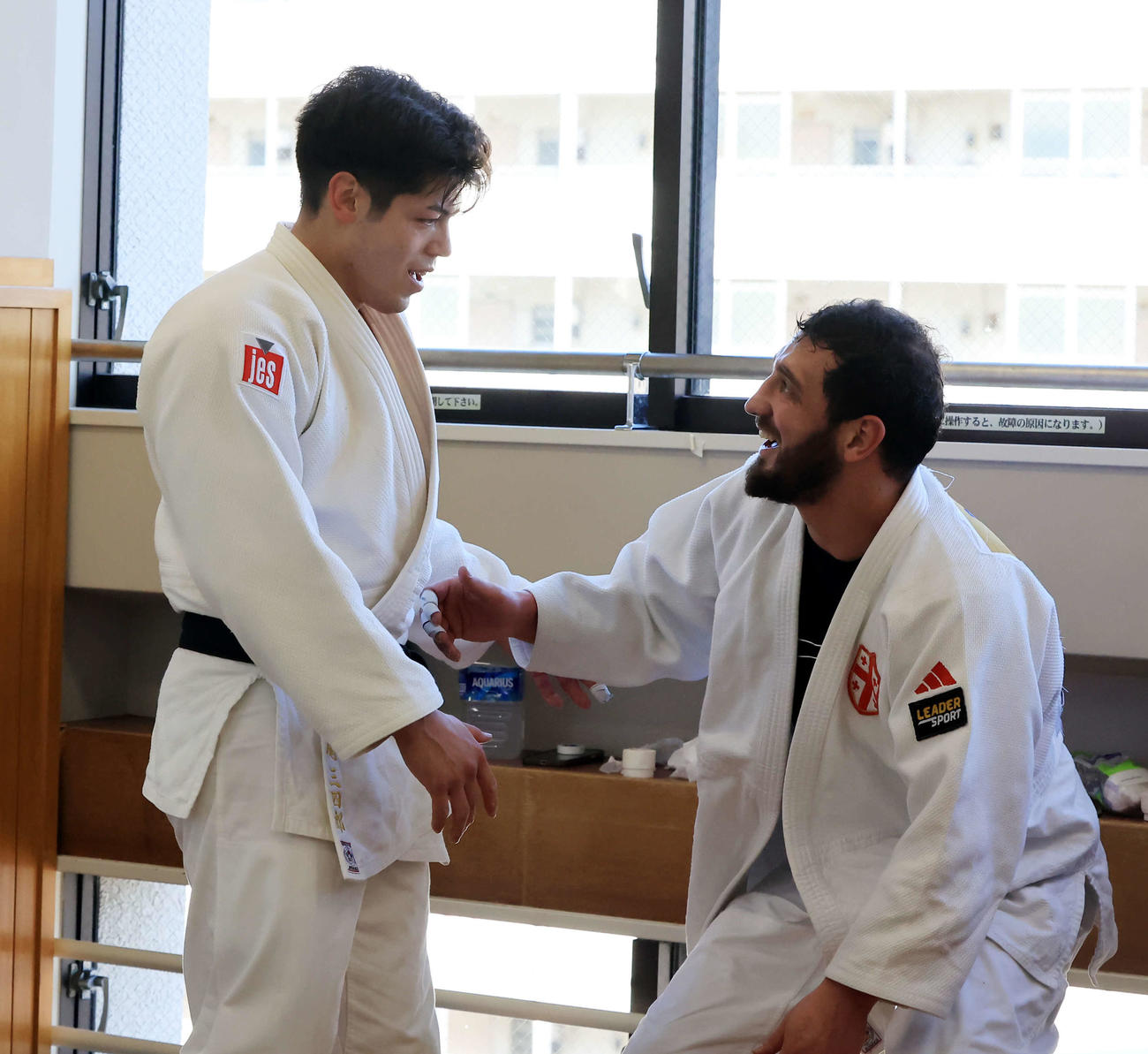乱取りの合間に笑顔であいさつする村尾（左）とベカウリ（撮影・浅見桂子）
