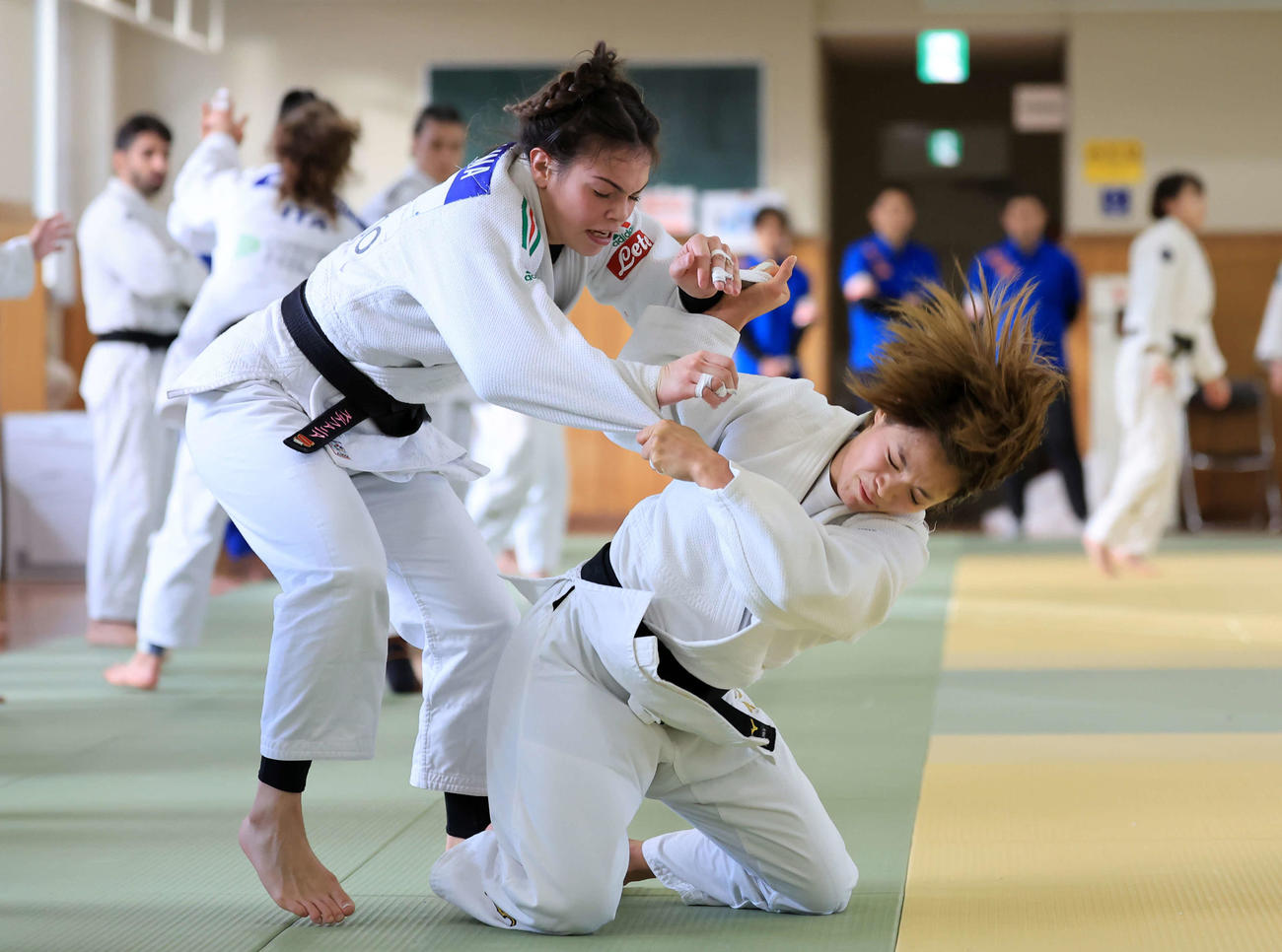 海外の選手たちと乱取りする阿部（撮影・浅見桂子）