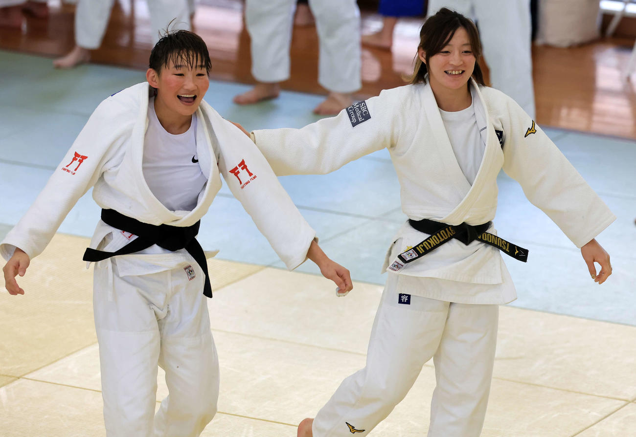 海外の選手たちとの乱取りで笑顔もこぼれた角田（右）（撮影・浅見桂子）