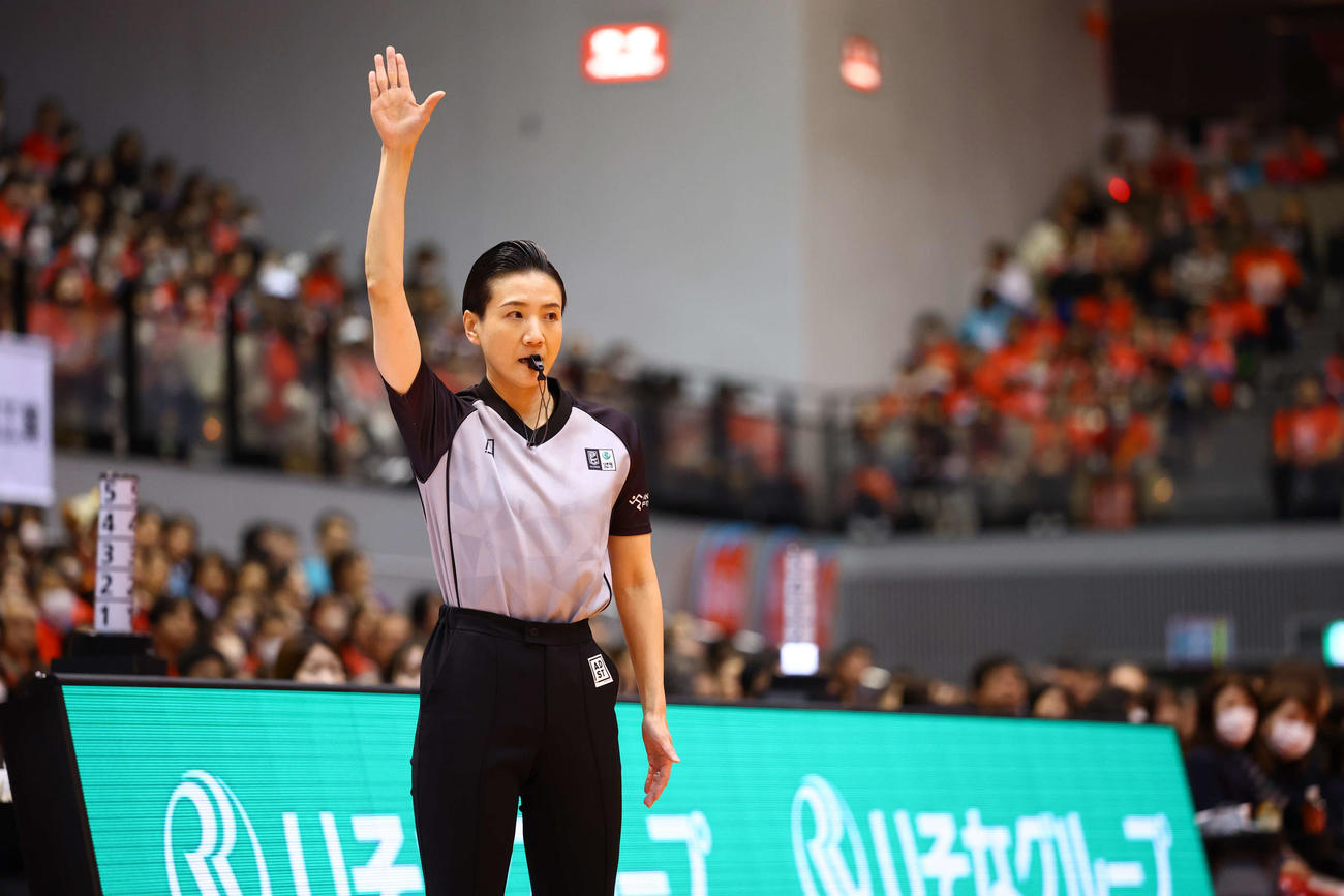 広島対長崎　B1で初めて女性で主審を務めた北沢あや子さん（（C）B.LEAGUE）