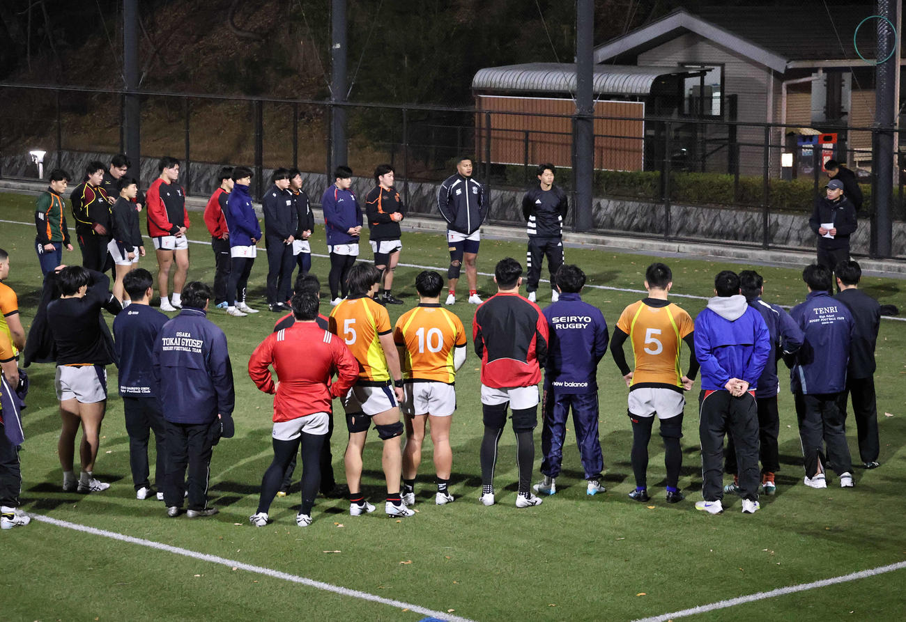 練習後に集まる京産大の選手（撮影・竹本穂乃加）
