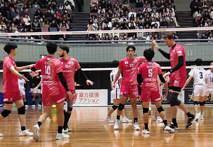 ムセルスキー（右）の活躍などで天理大を下して準々決勝に進んだサントリーサンバーズ大阪