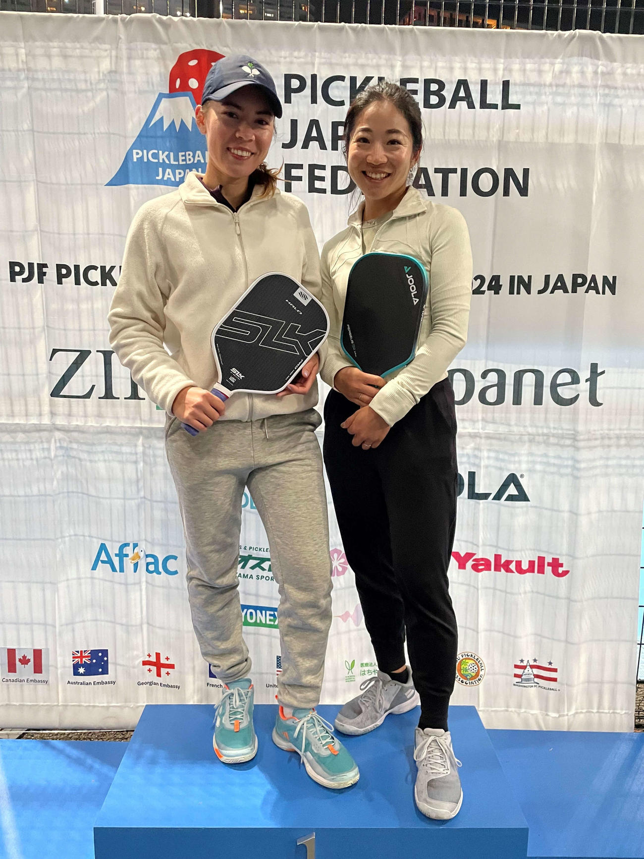 女子ダブルス優勝のシャウイ（左）、吉富組