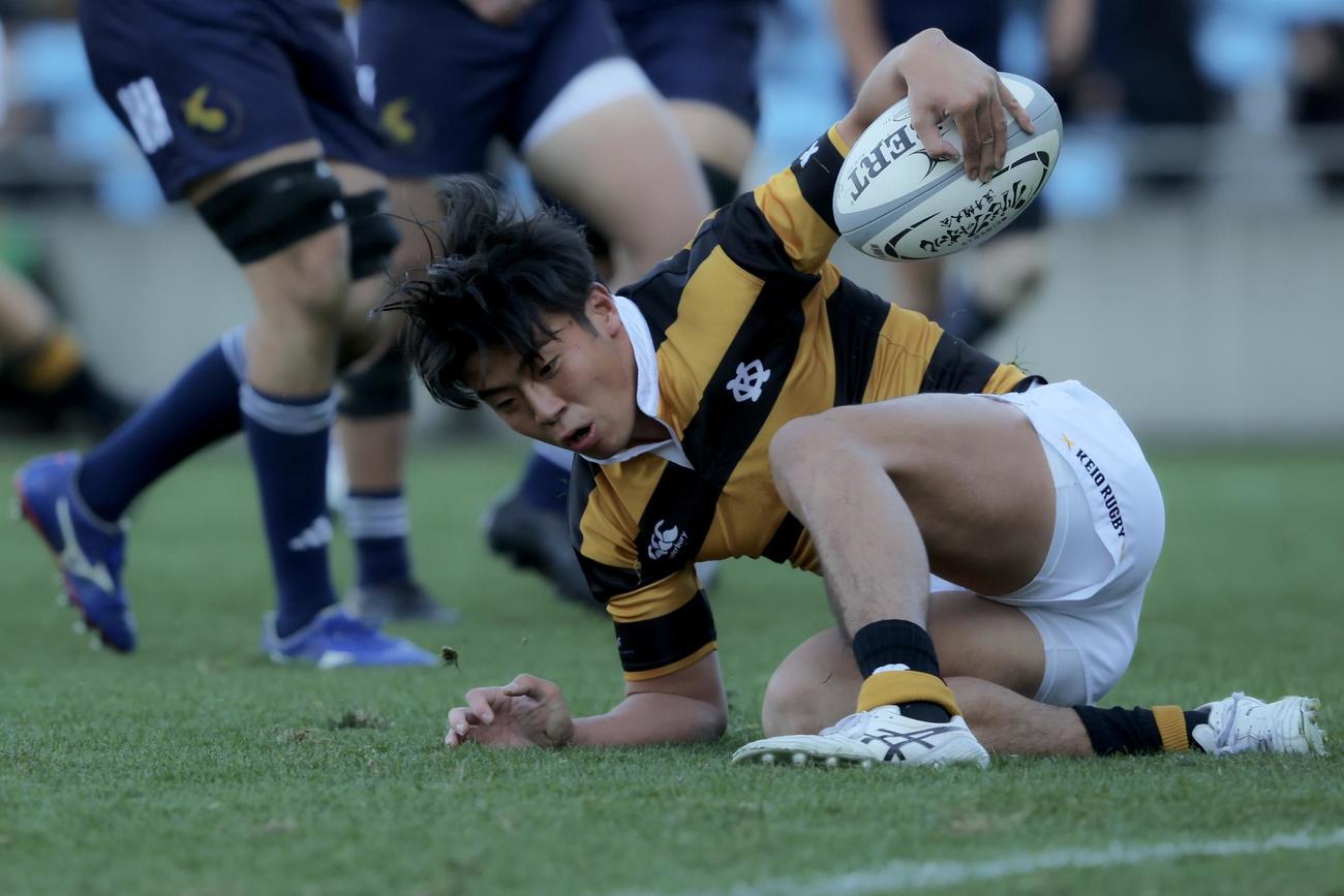 東洋大対慶大　前半、トライを決める慶大・今野（撮影・河田真司）