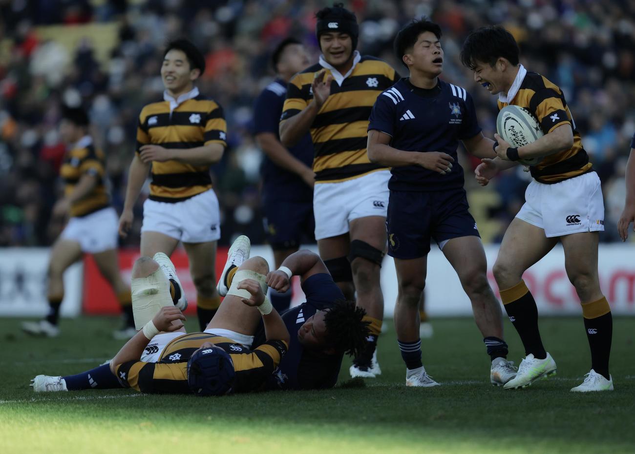 東洋大対慶大　前半、トライを決める慶大・中矢（左）（撮影・河田真司）
