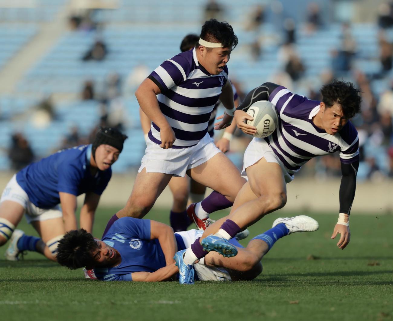 明大対東海大　前半、攻め込む明大・伊藤（右）（撮影・河田真司）