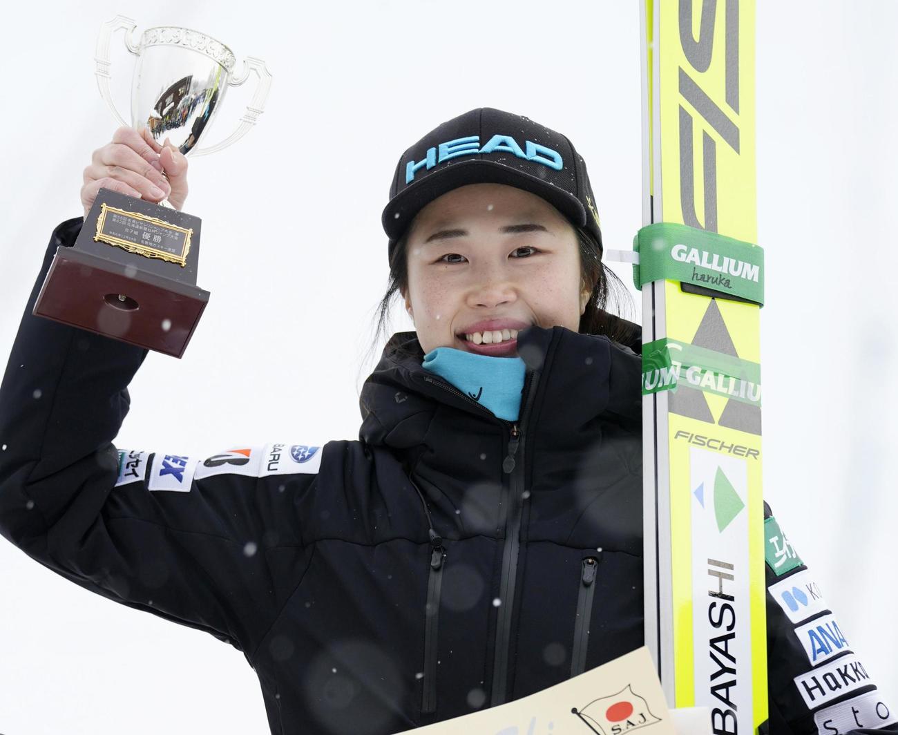 2連覇を果たし、表彰台で笑顔の岩佐