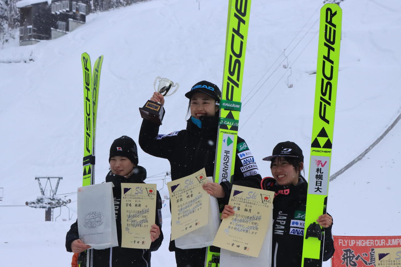 女子で優勝した岩佐（中央）。左は2位宮嶋、右は3位佐藤（撮影・保坂果那）