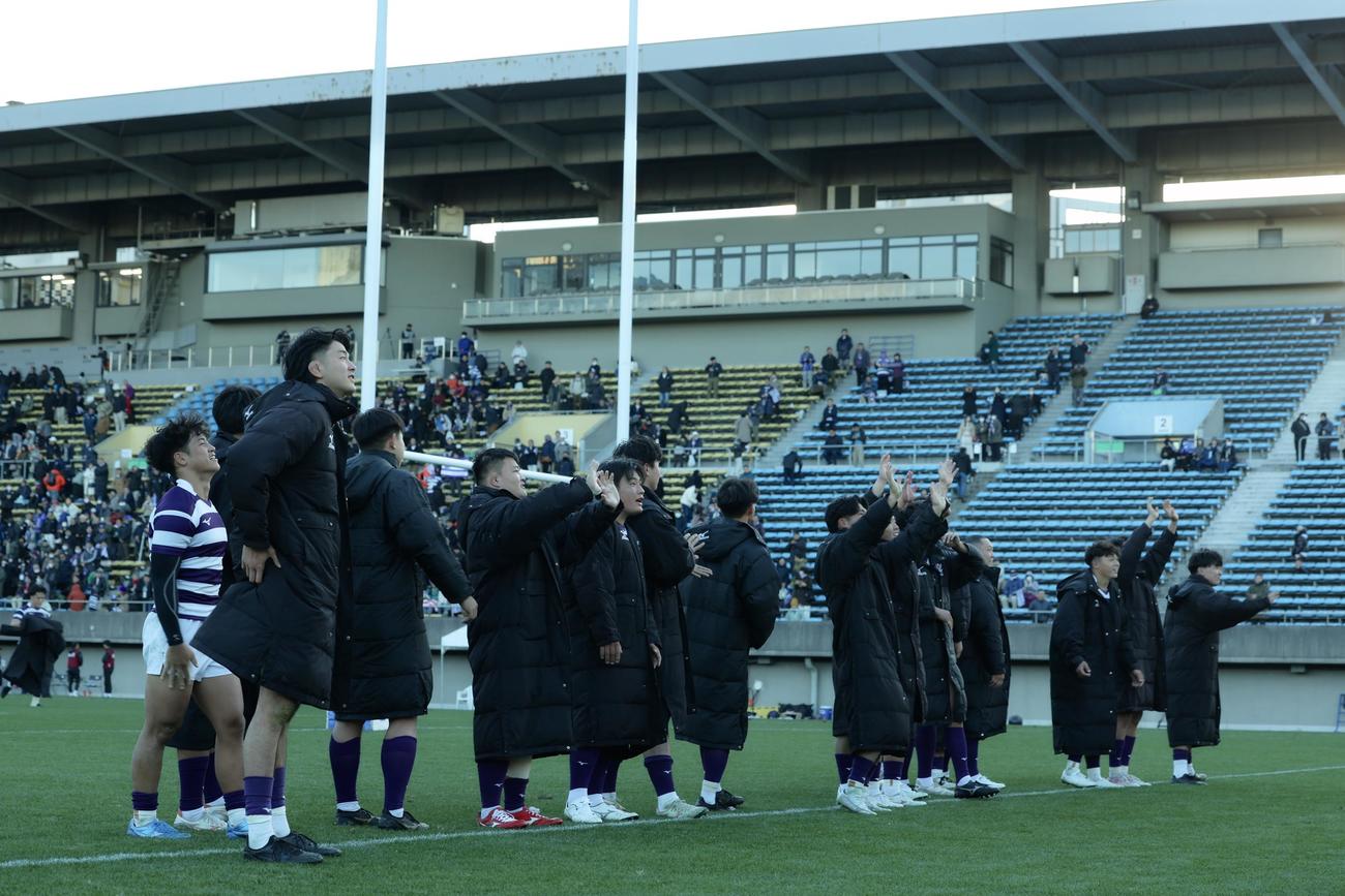 明大対東海大　東海大に勝利し、観客席にあいさつする明大の選手たち（撮影・河田真司）