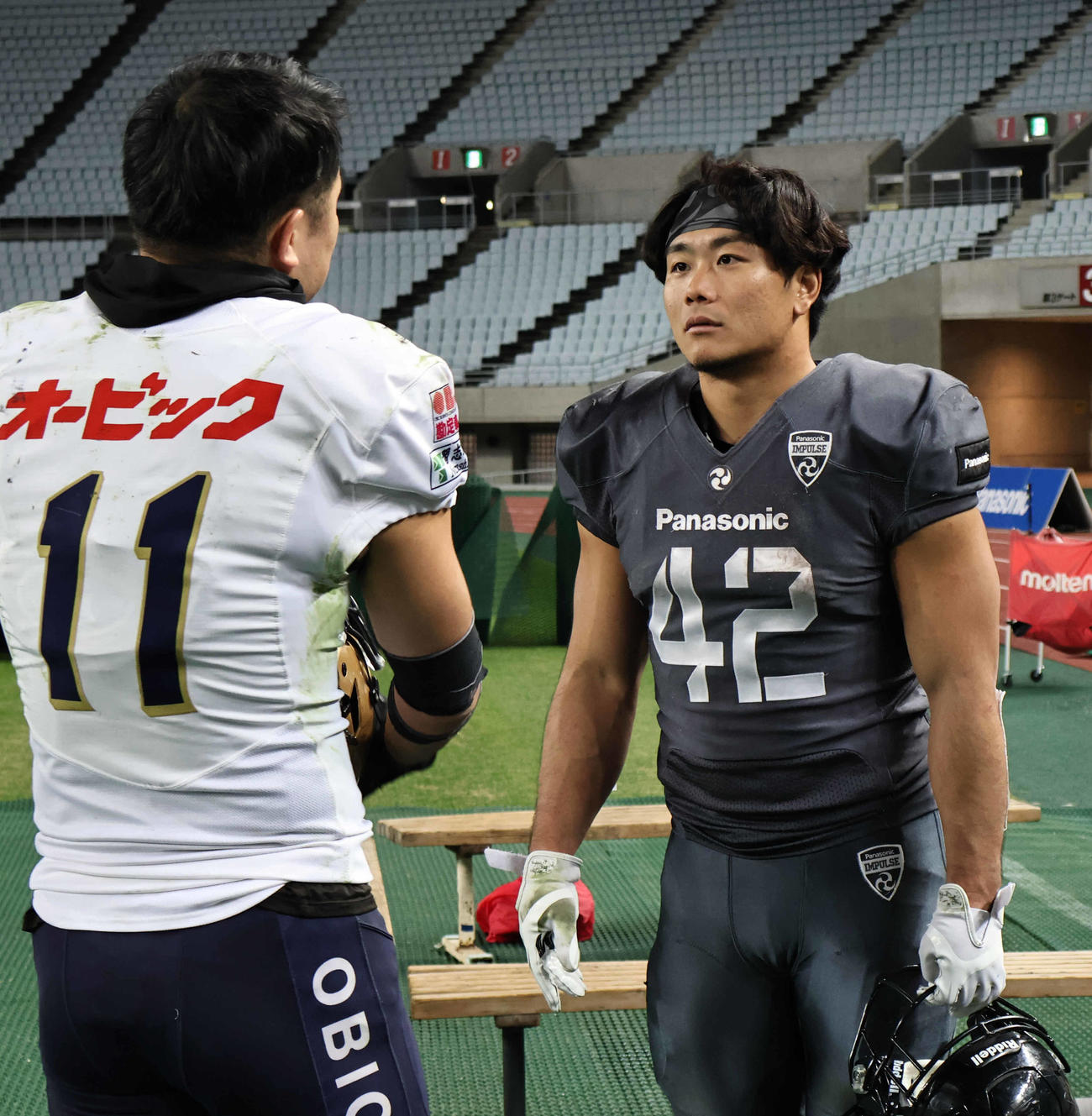 相手選手と言葉を交わすパナソニックRB立川玄明（右）（撮影・竹本穂乃加）