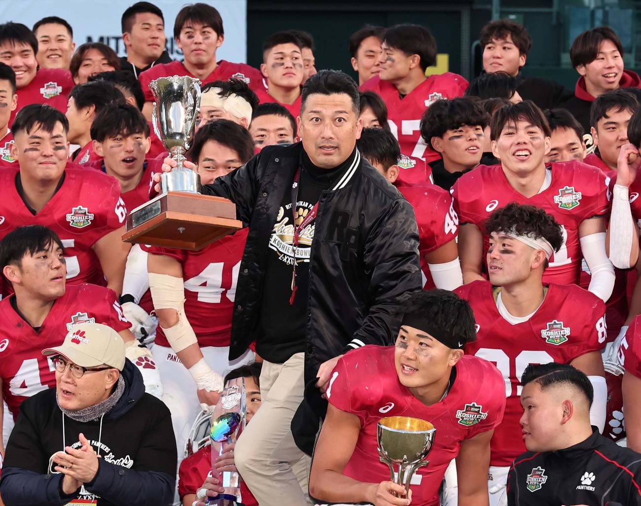 法大対立命大　優勝カップを手にする立命大・高橋監督（撮影・上田博志）