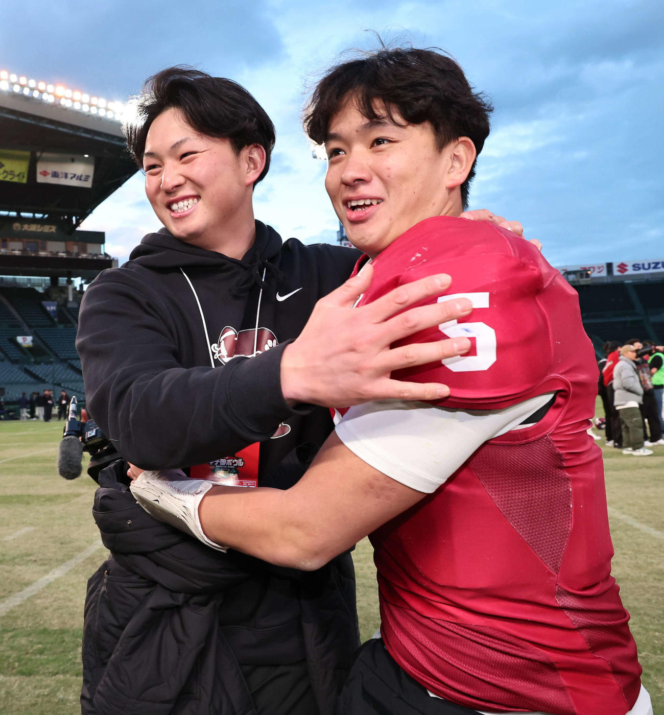 優勝した立命大QB竹田剛（右）は祝福する兄でDeNAドラフト1位の祐に祝福を受ける（撮影・上田博志）