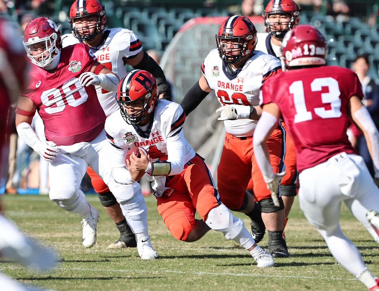 法大対立命大　第1Q、ボールを持って走る法大QB谷口（撮影・上田博志）